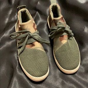 Women’s 7 1/2 Camouflage shoes